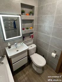 Ванная в посуточной квартире: совмещённый санузел, красивое зарекало и декор, умывальник
