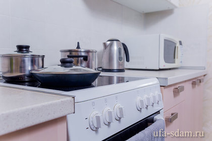 Имеется вся посуда и принадлежности для приготовления пищи, столовые приборы