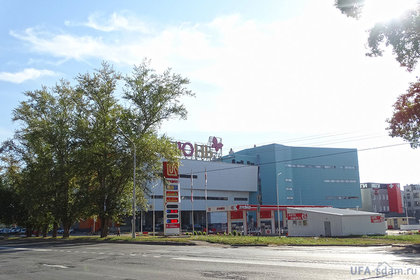 ТРЦ Июнь расположен в центре Уфы недалеко от метро Спортивная