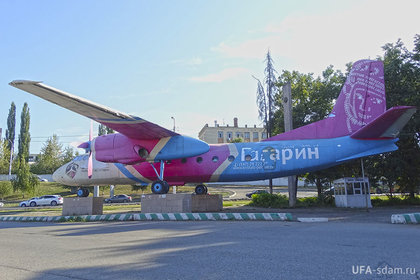 Памятник Самолёт АН-24Б около ТРЦ Июнь