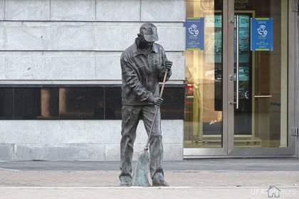 Скульптура Дворник рядом с ТЦ Мир