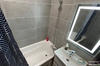 Ванная в посуточной квартире: чистая ванная, шторка, зеркало, умывальник, жидкое мыло